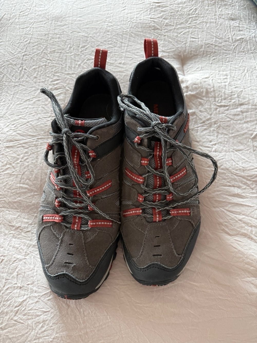 Men's Gray Outdoor Lace-Up Trail Shoes with Red Accents size 10